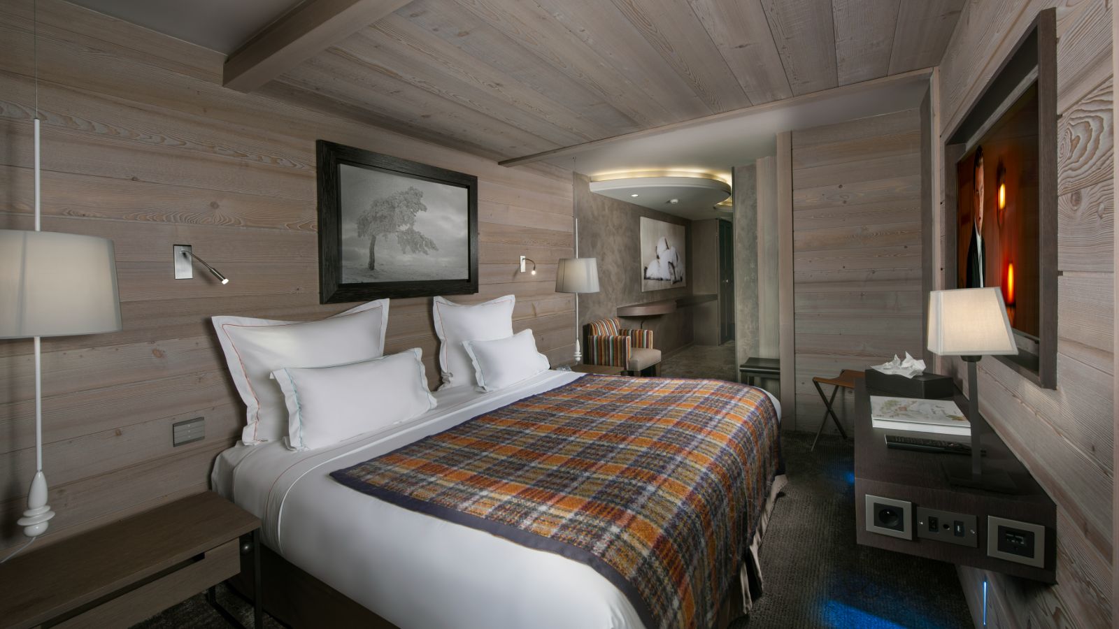 luxury-ski-chalets-courchevel-1850-apartment-jade-oxford-ski-bedroom (3).jpg