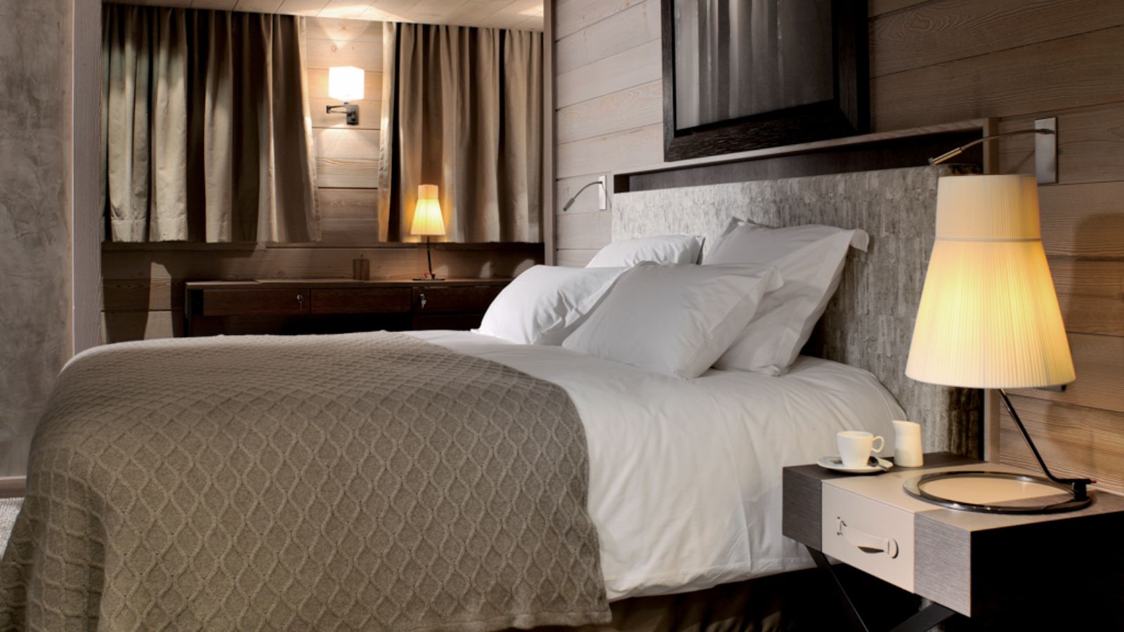 luxury-ski-chalets-courchevel-1850-ruby-apartment-oxford-ski-bedroom (4).jpg