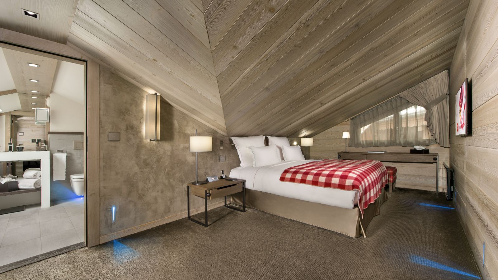luxury-ski-chalets-courchevel-1850-ruby-apartment-oxford-ski-bedroom (1).jpg