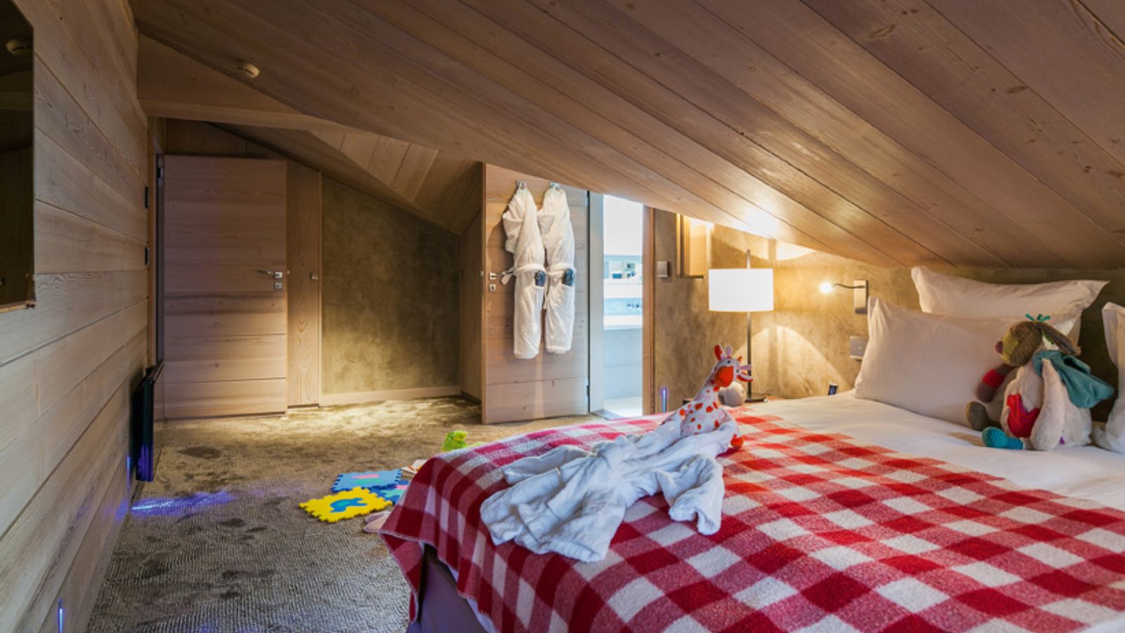 luxury-ski-chalets-courchevel-1850-ruby-apartment-oxford-ski-bedroom (2).jpg