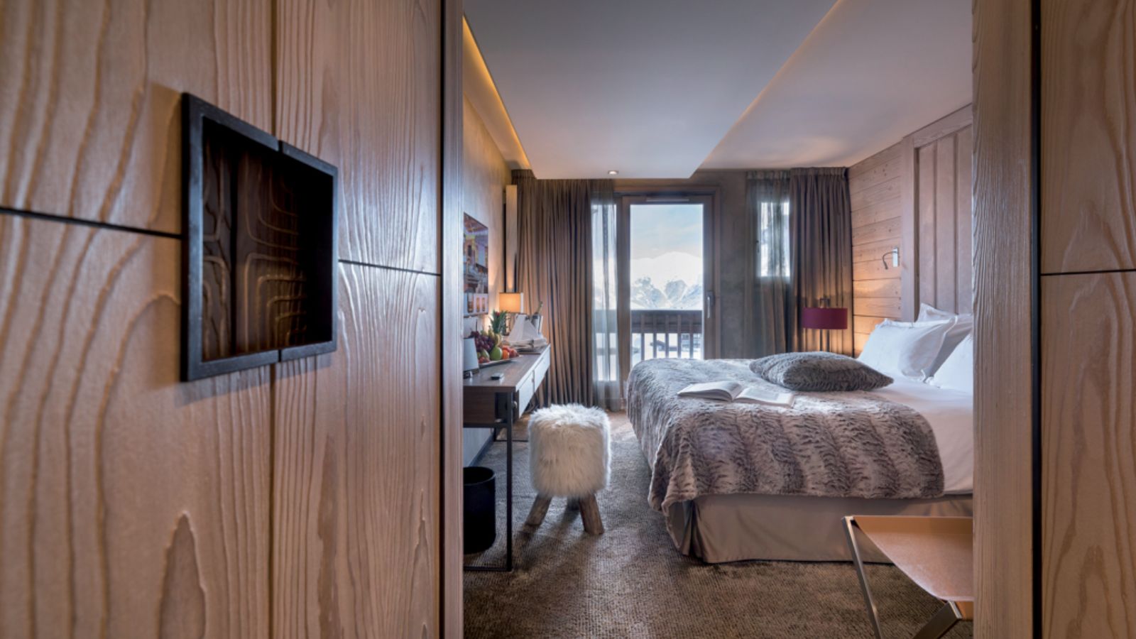 luxury-ski-chalets-courchevel 1850-apartment-serpentine-oxford-ski-bathroom (1).jpg