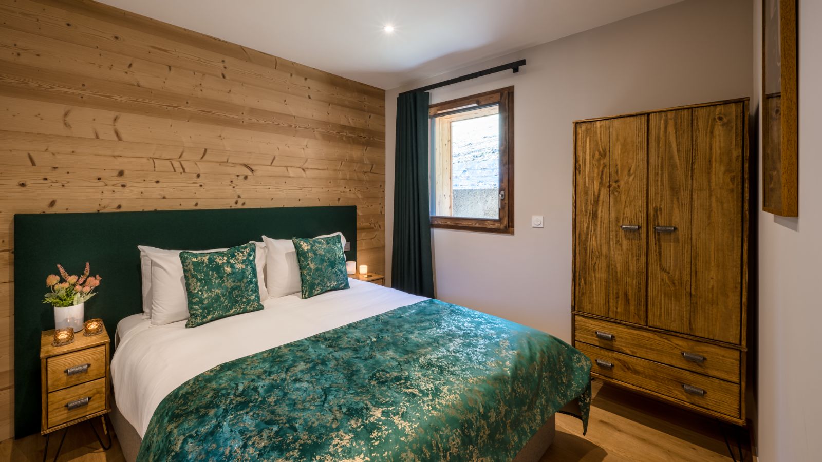 Luxury-Ski-Chalet-Morzine-Chalet-Tournesol-Oxford-Ski-Bedroom (13).jpg