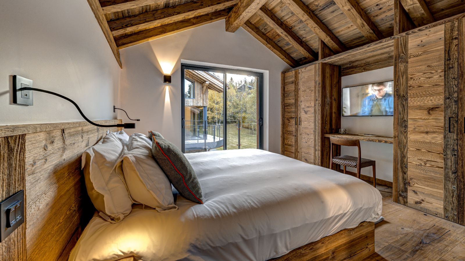Luxury-Ski-Chalet-Chamonix-Cotes-Lavancher-Oxford-Ski-Bedroom (29).jpg