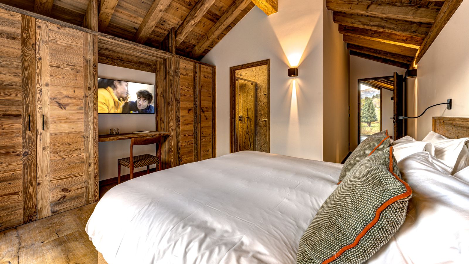 Luxury-Ski-Chalet-Chamonix-Cotes-Lavancher-Oxford-Ski-Bedroom (30).jpg
