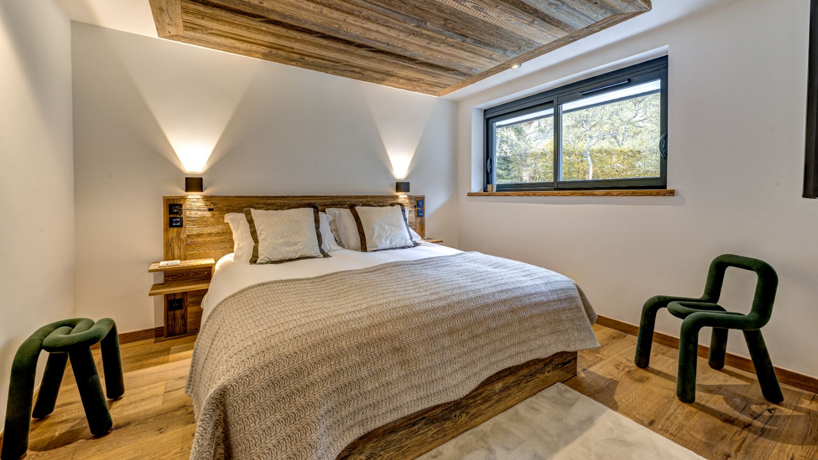 Luxury-Ski-Chalet-Chamonix-Cotes-Lavancher-Oxford-Ski-Bedroom (17).jpg