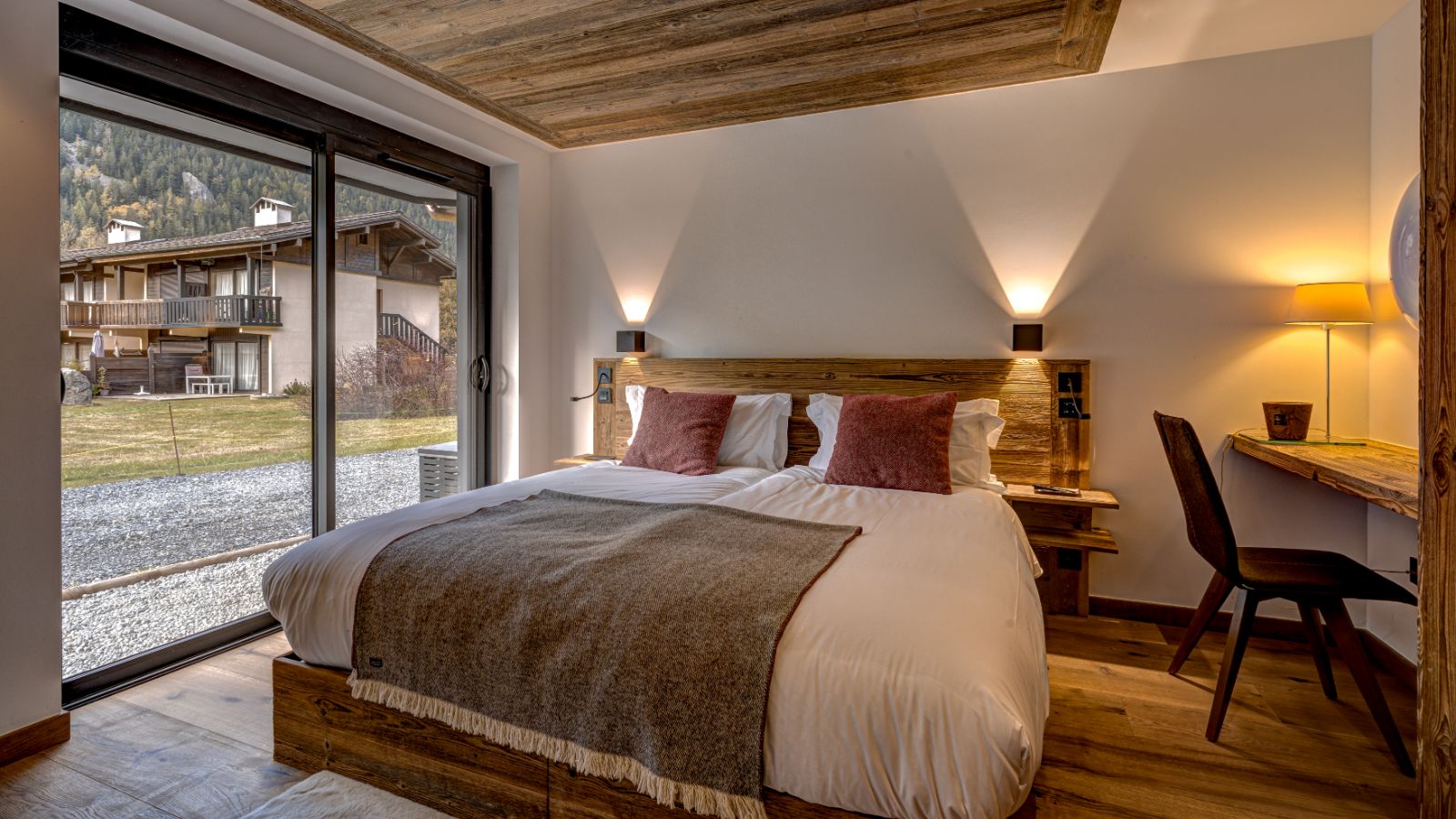 Luxury-Ski-Chalet-Chamonix-Cotes-Lavancher-Oxford-Ski-Bedroom (18).jpg
