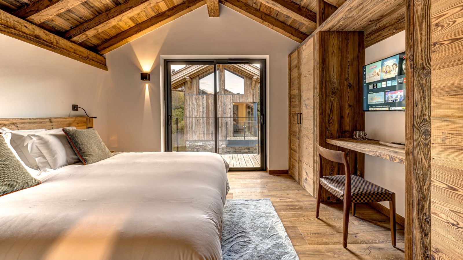 Luxury-Ski-Chalet-Chamonix-Cotes-Lavancher-Oxford-Ski-Bedroom (27).jpg