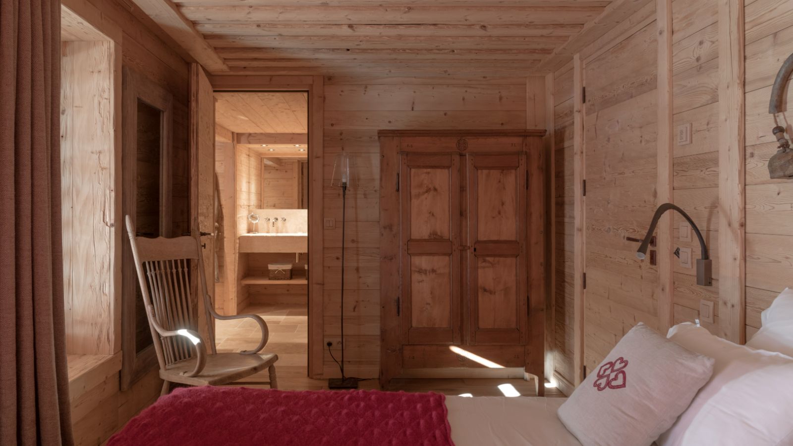 Luxury-Ski-Chalet-Meribel-Lodge SHL-Oxford-Ski-Bedroom (1).jpg