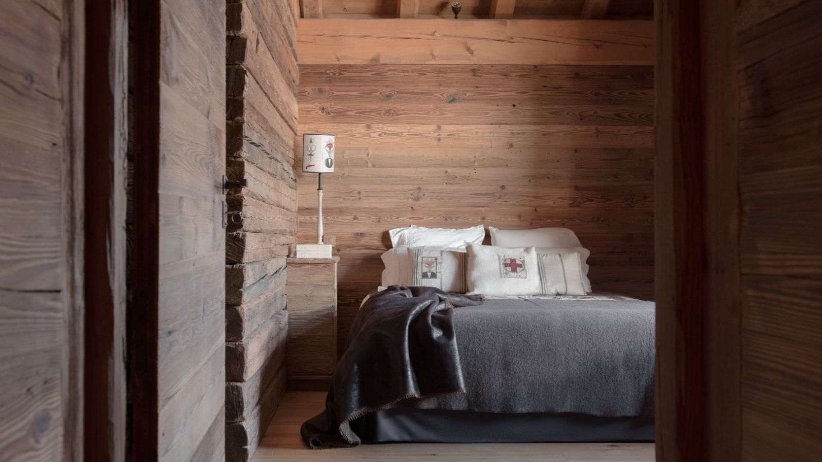 Luxury-Ski-Chalet-Meribel-Lodge SHL-Oxford-Ski-Bedroom (7).jpg