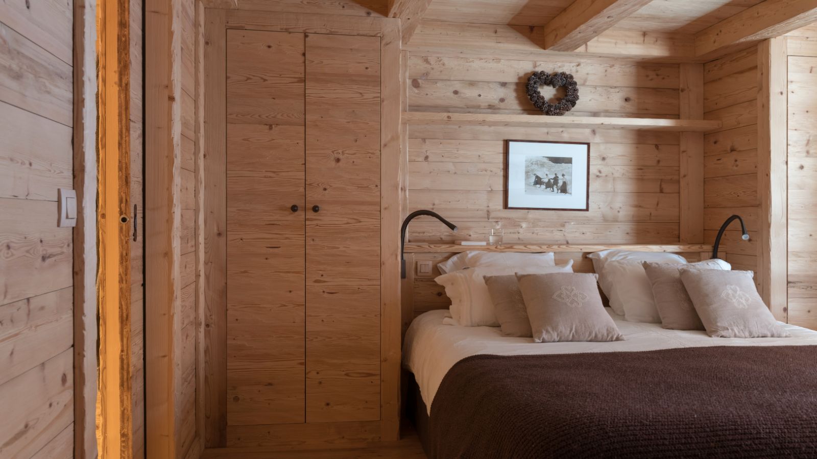 Luxury-Ski-Chalet-Meribel-Lodge SHL-Oxford-Ski-Bedroom (30).jpg