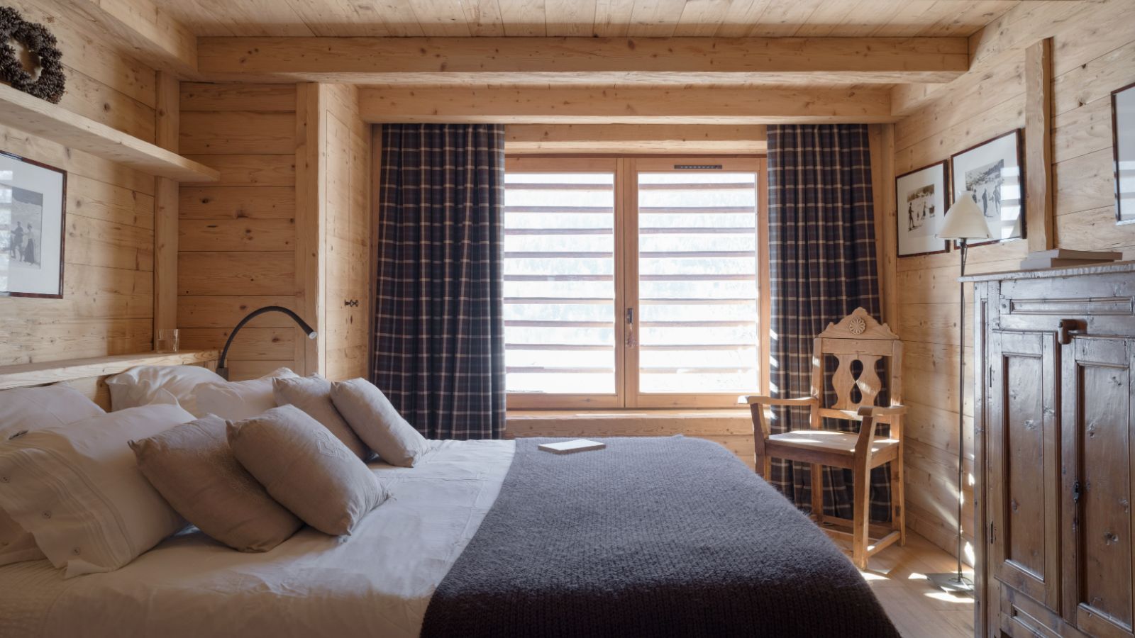 Luxury-Ski-Chalet-Meribel-Lodge SHL-Oxford-Ski-Bedroom (31).jpg