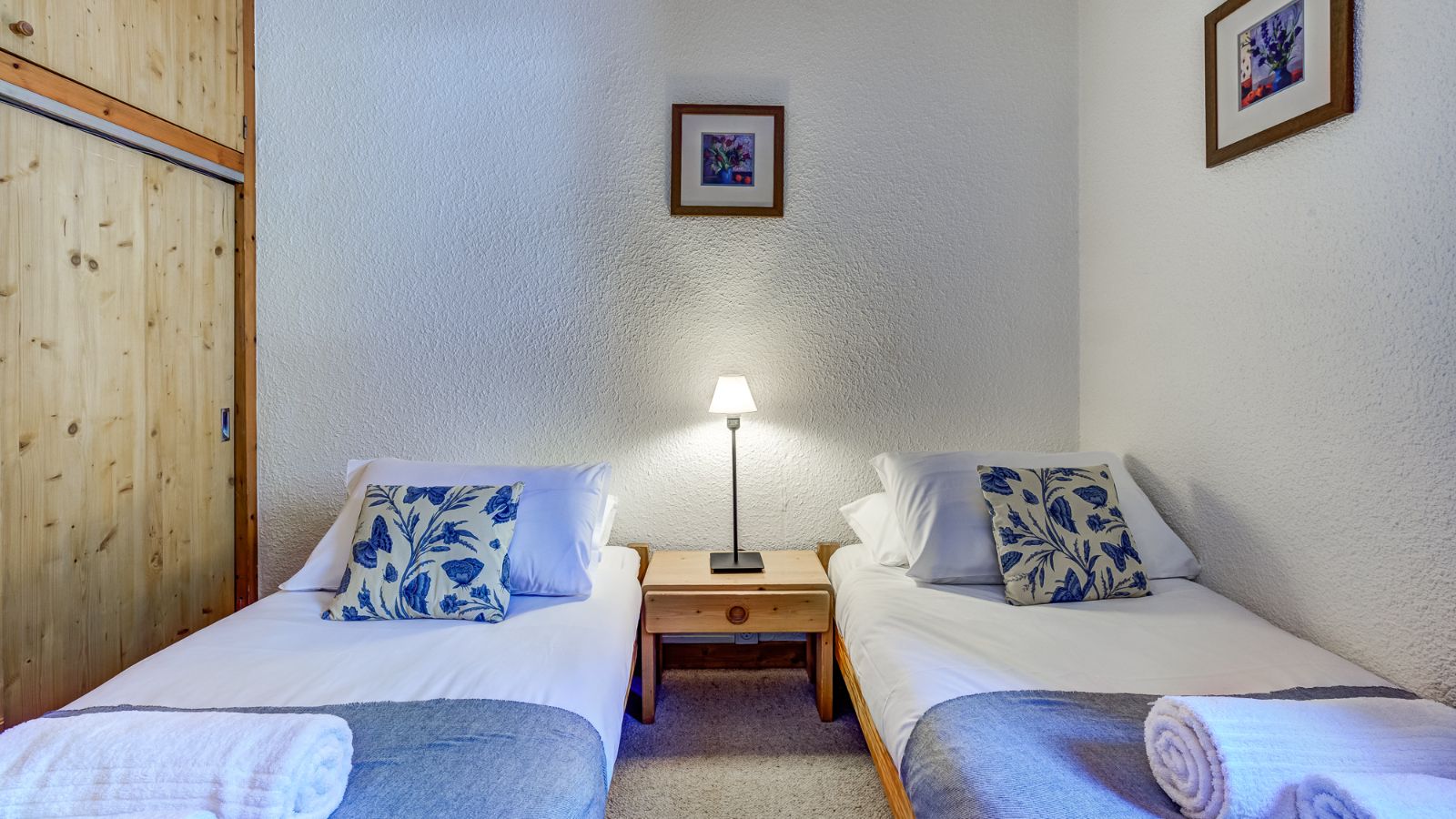 Luxury-ski-chalet-meribel-chalet-veronica-oxford-ski-bedroom (2).jpg