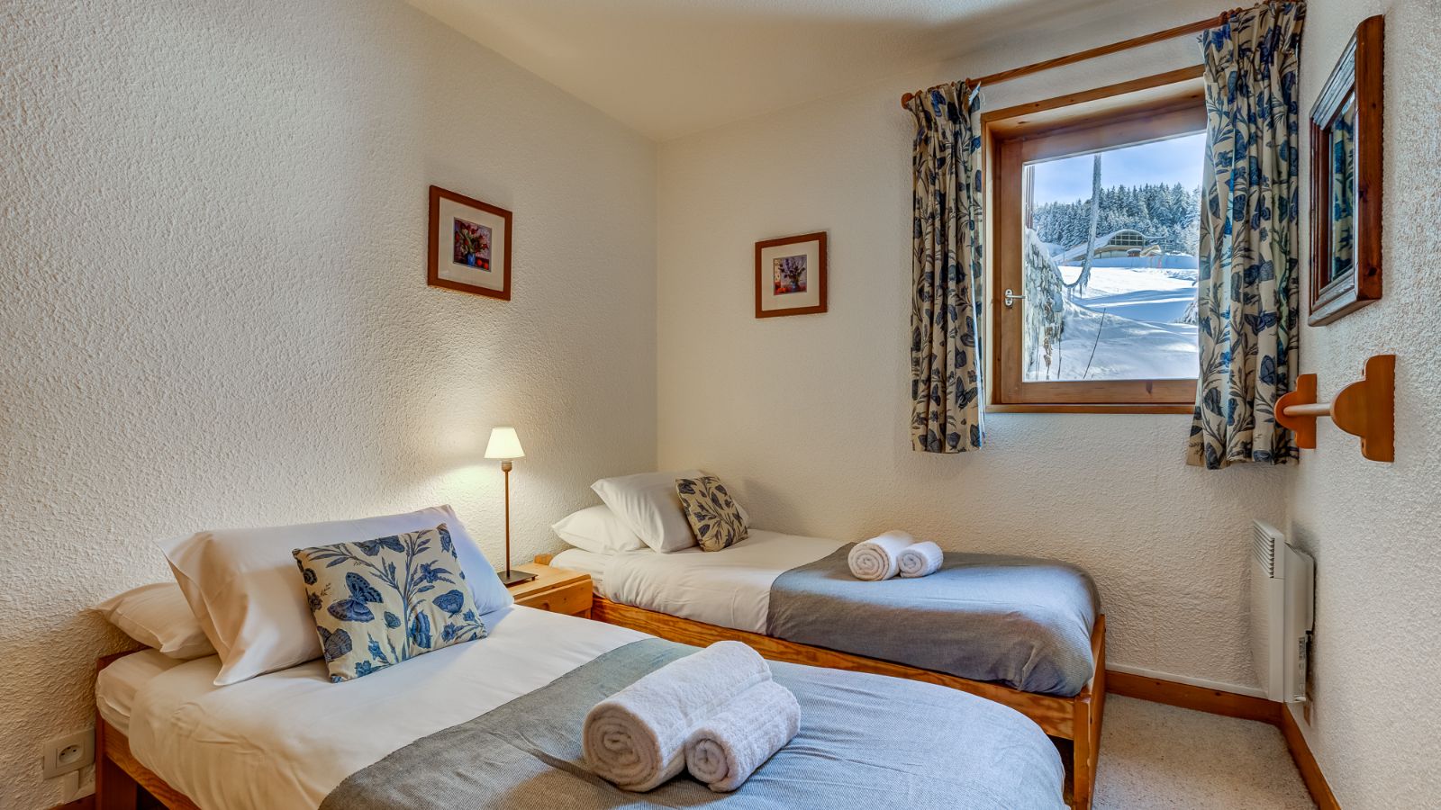 Luxury-ski-chalet-meribel-chalet-veronica-oxford-ski-bedroom (3).jpg