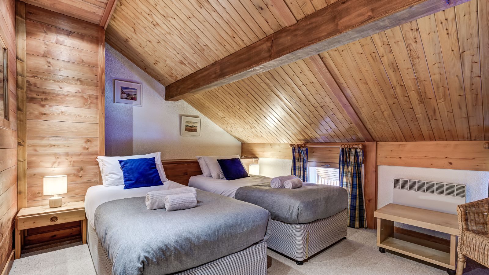 Luxury-ski-chalet-meribel-chalet-veronica-oxford-ski-bedroom (4).jpg