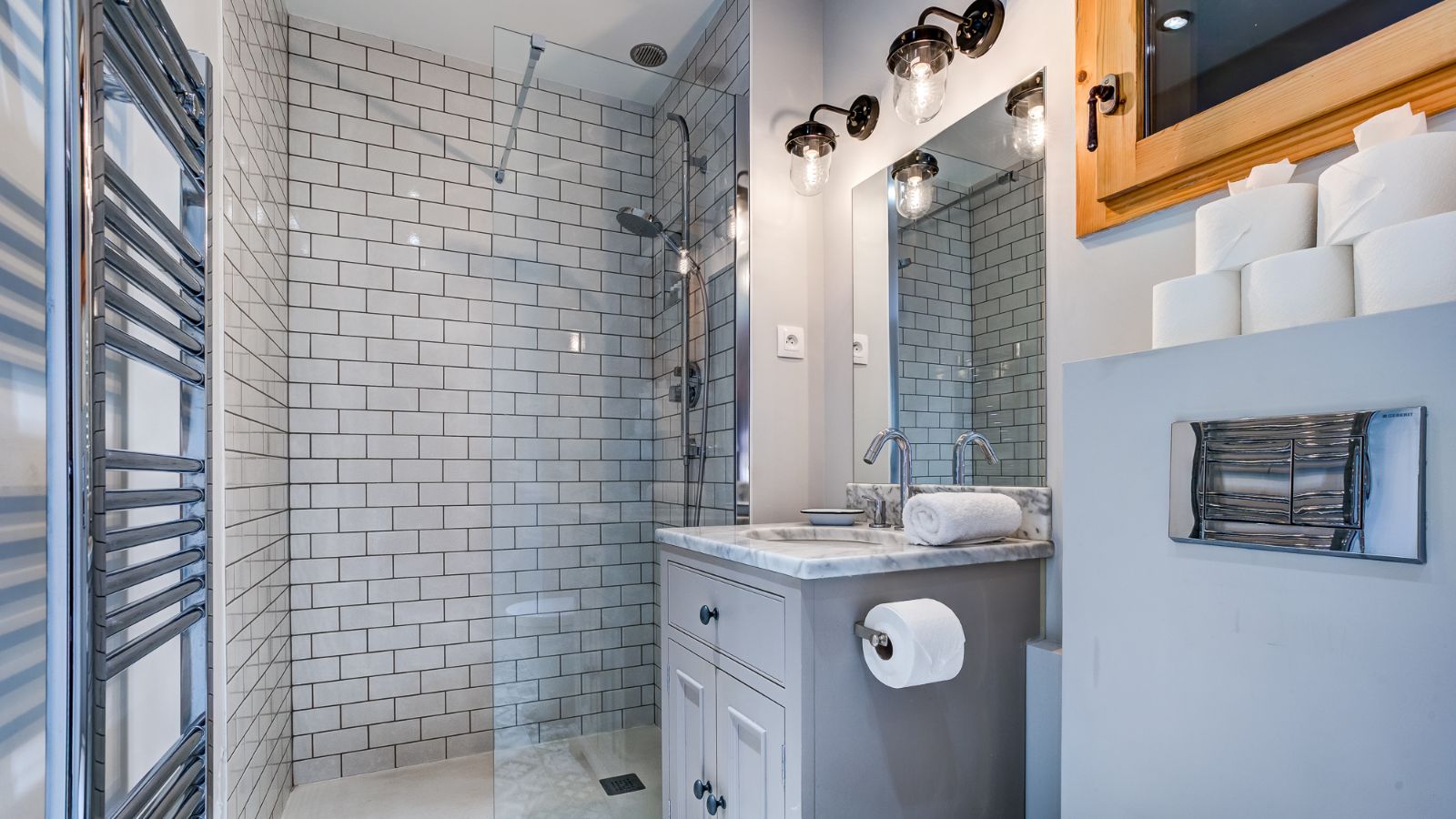 Luxury-ski-chalet-meribel-chalet-quatre meules-oxford-ski-bathroom (2).jpg