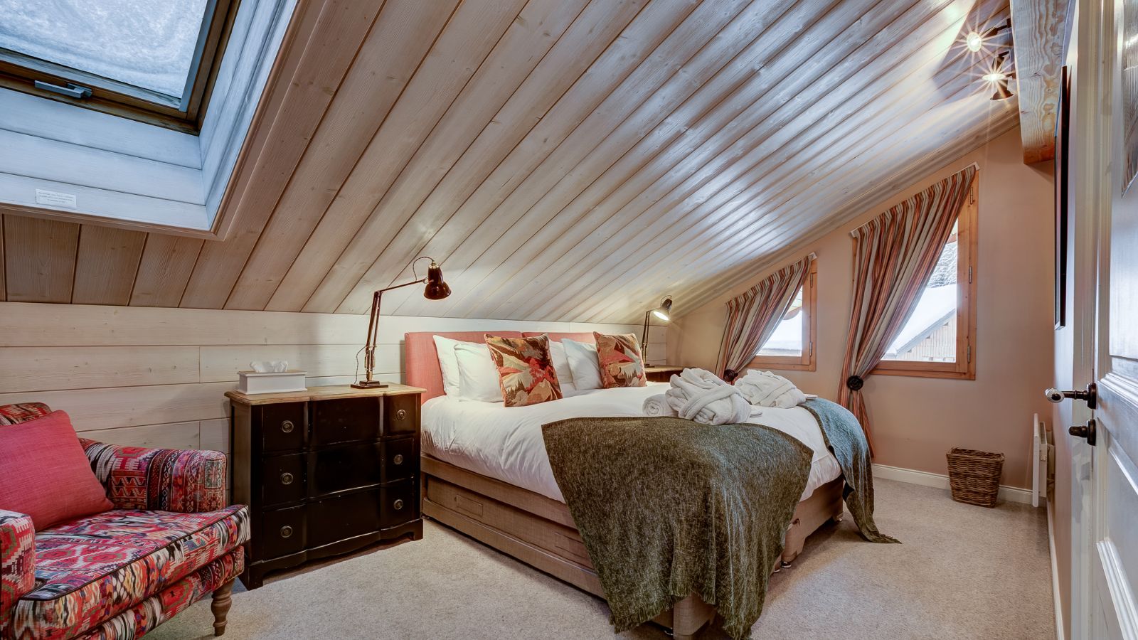 Luxury-ski-chalet-meribel-chalet-quatre meules-oxford-ski-bedroom (2).jpg