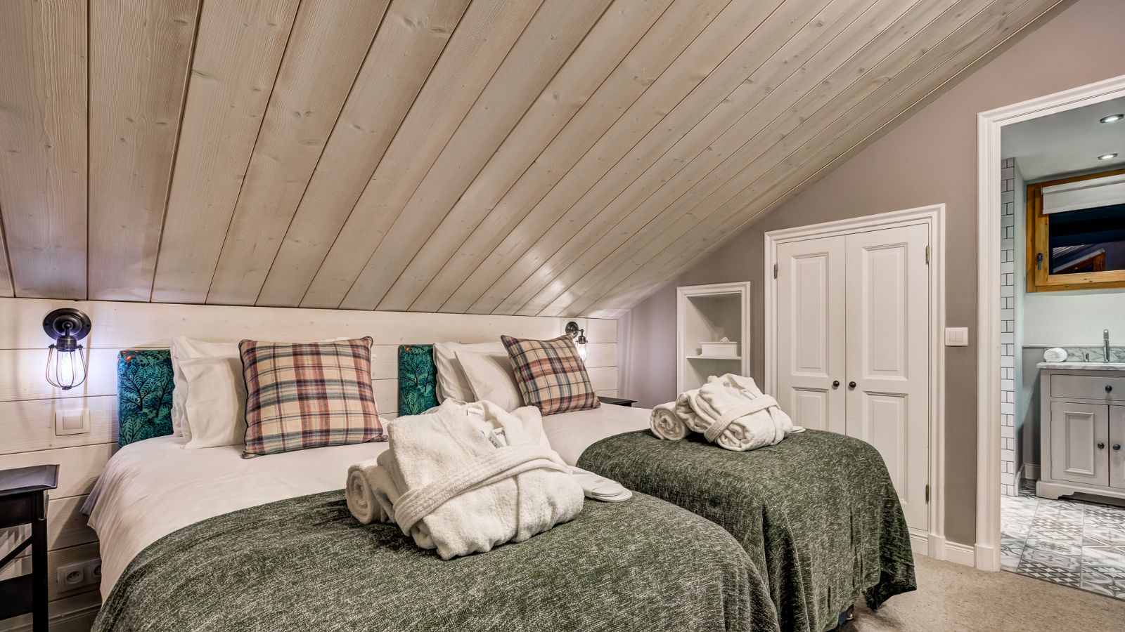 Luxury-ski-chalet-meribel-chalet-quatre meules-oxford-ski-bedroom (4).jpg