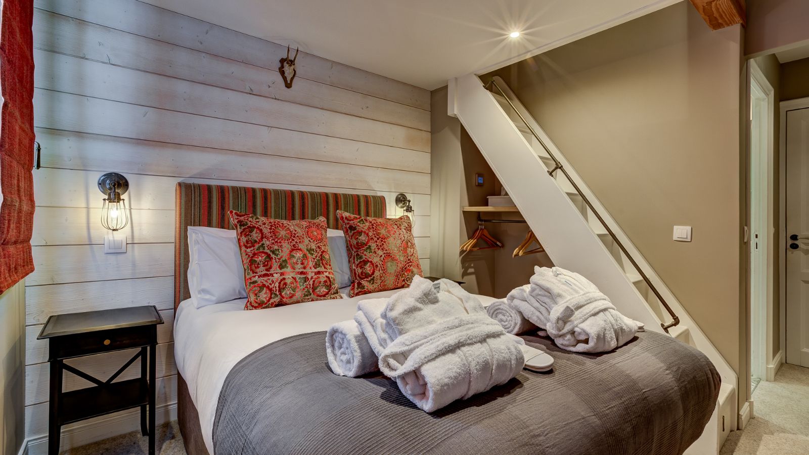 Luxury-ski-chalet-meribel-chalet-quatre meules-oxford-ski-bedroom.jpg