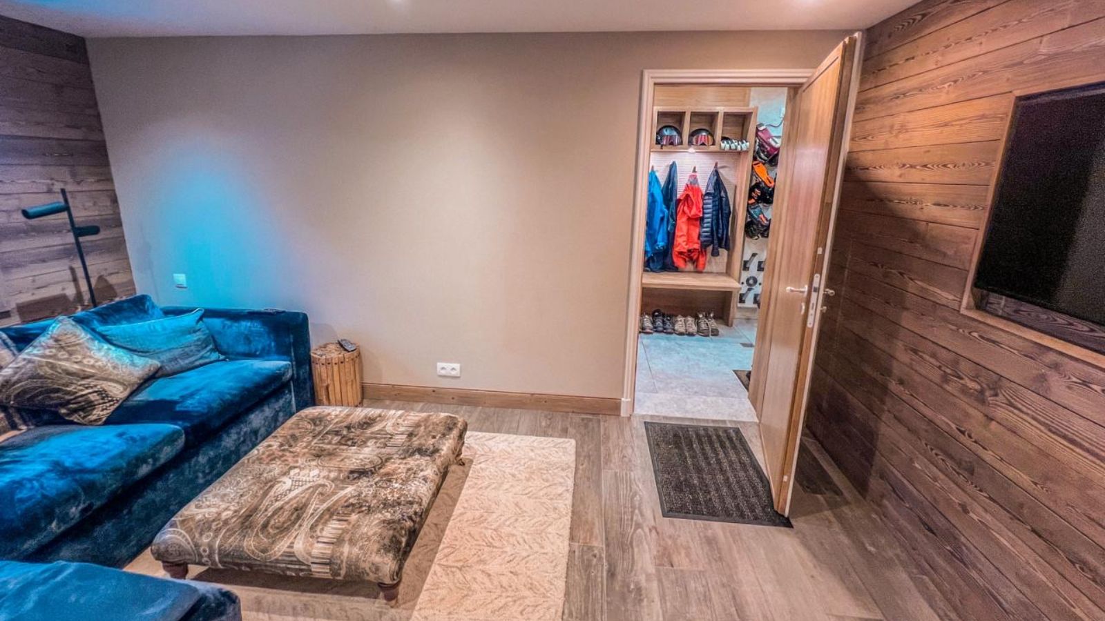 Luxury-ski-chalet-meribel-chalet-quatre meules-oxford-ski-TV room.JPG