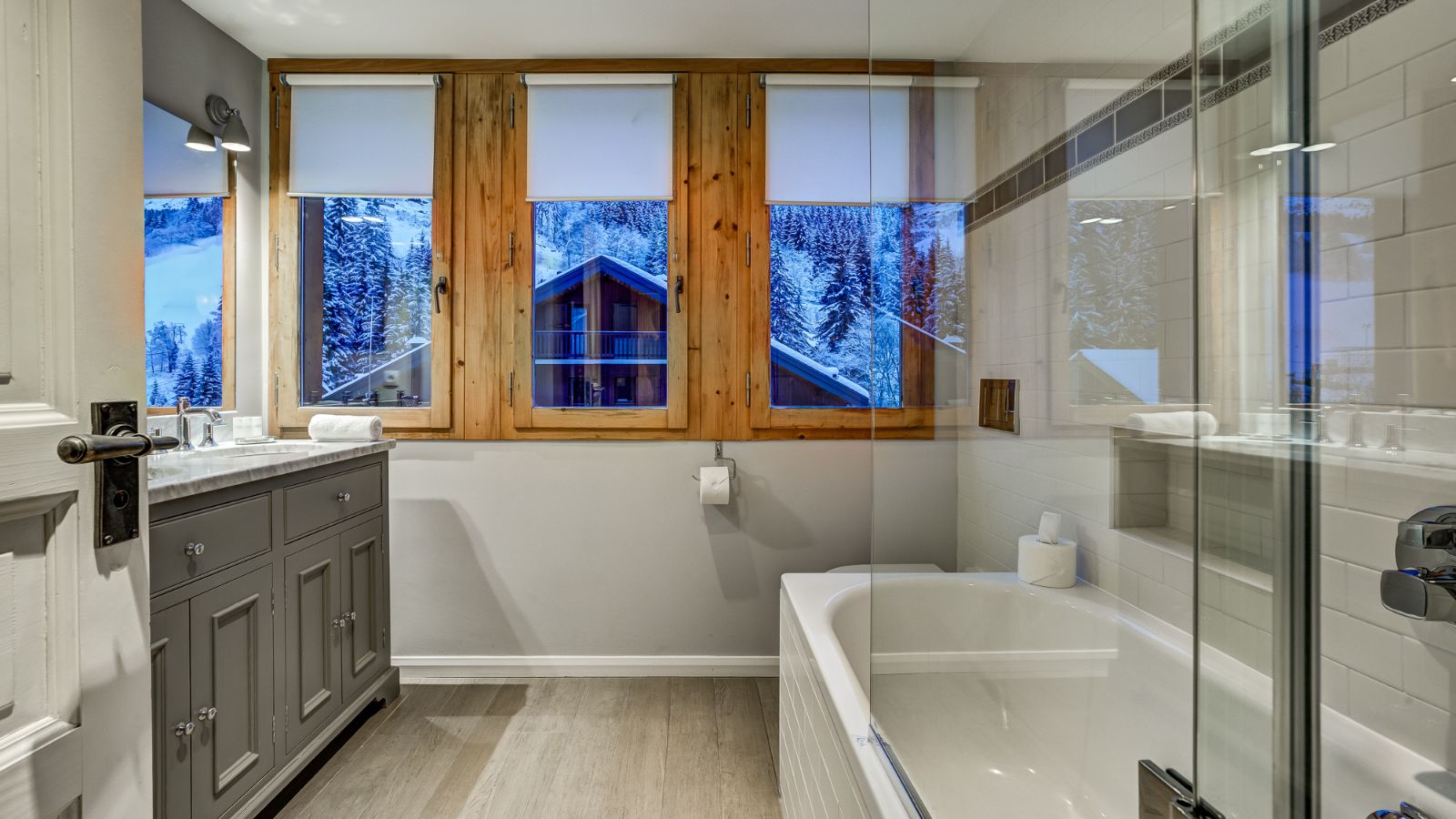 Luxury-ski-chalet-meribel-chalet-pasarale-oxford-ski-bathroom.jpg