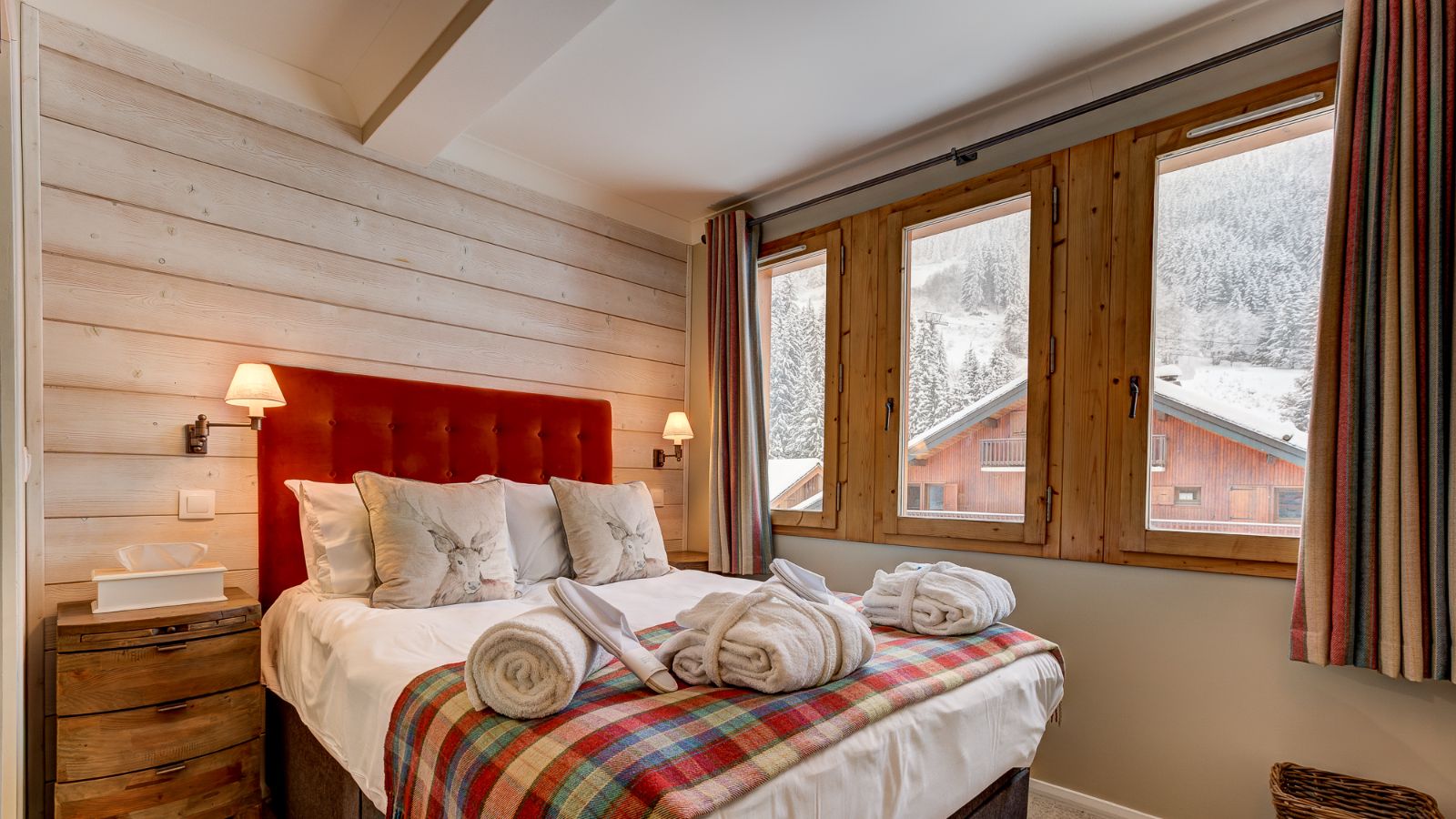 Luxury-ski-chalet-meribel-chalet-pasarale-oxford-ski-bedroom (3).jpg