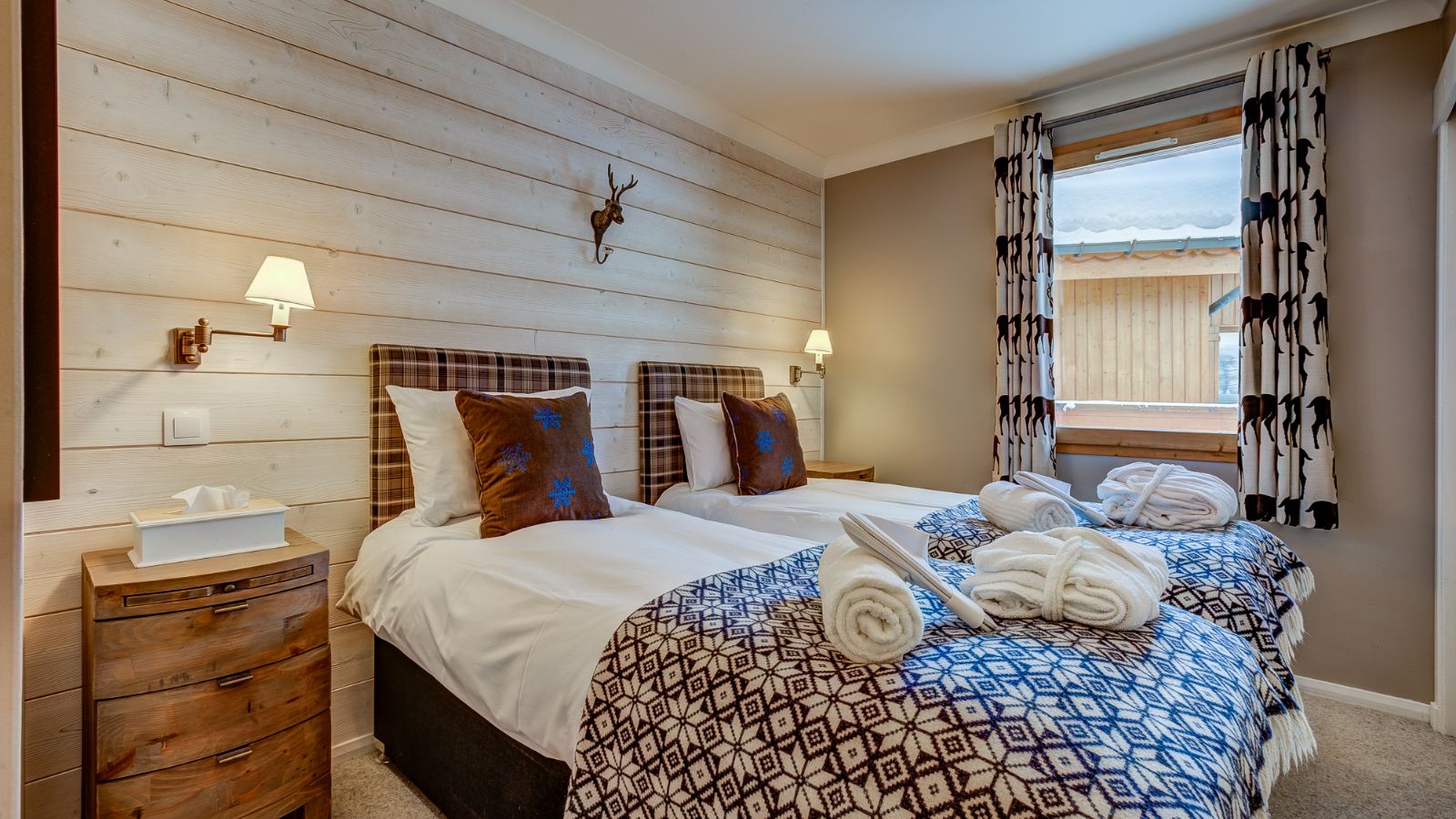 Luxury-ski-chalet-meribel-chalet-pasarale-oxford-ski-bedroom (4).jpg