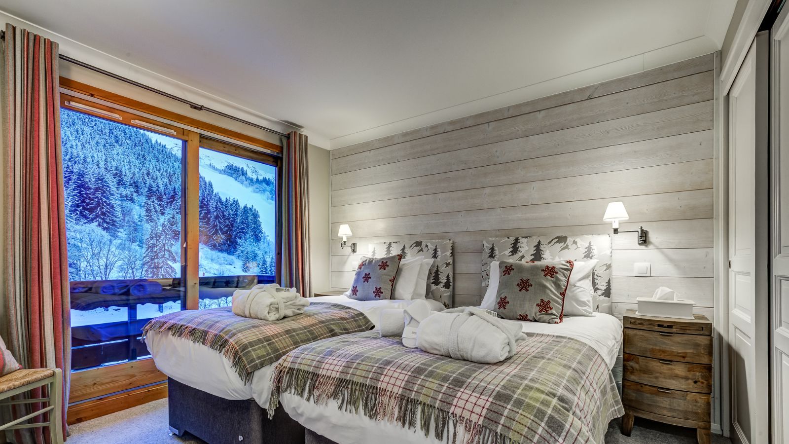 Luxury-ski-chalet-meribel-chalet-pasarale-oxford-ski-bedroom (5).jpg