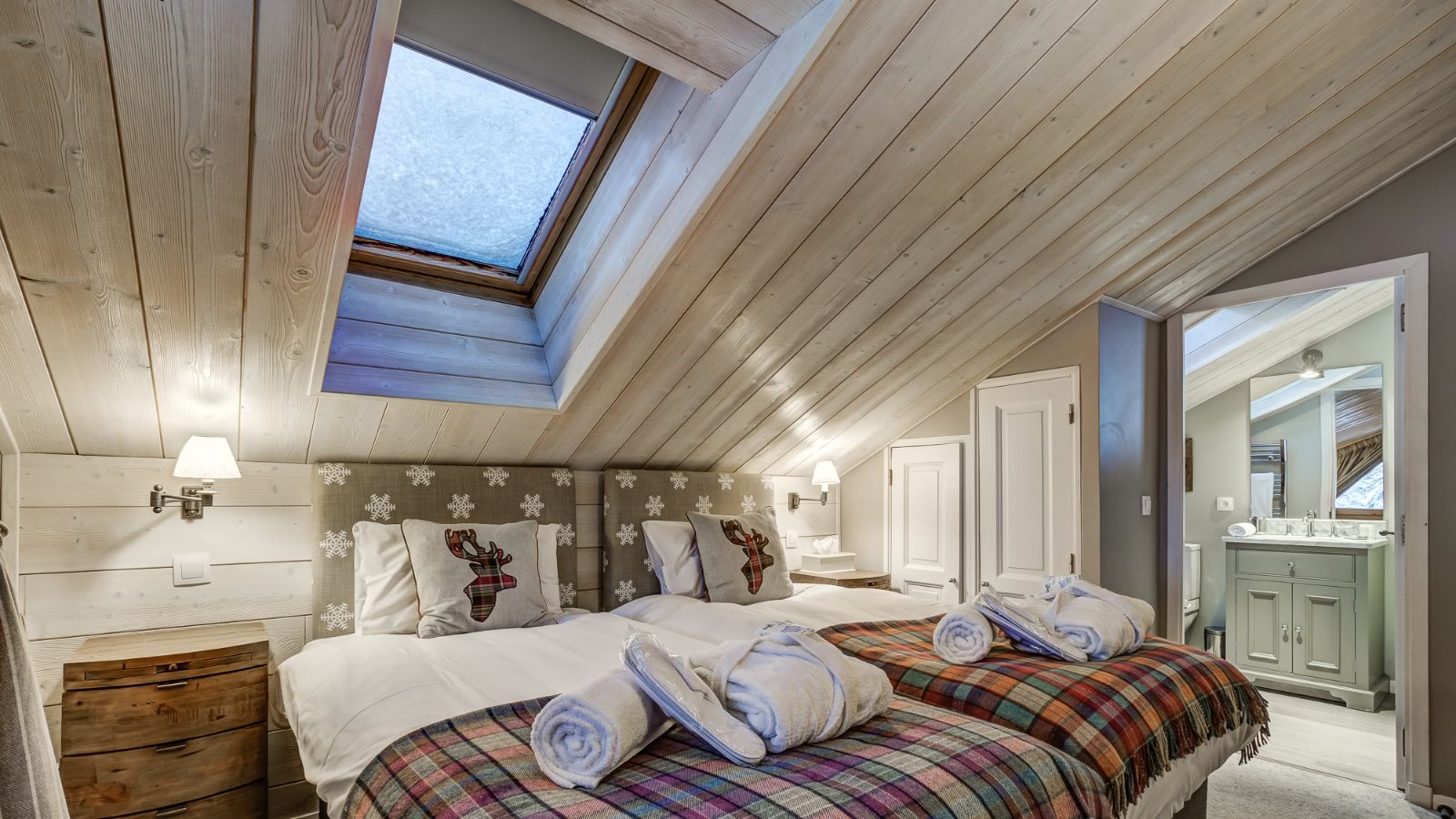 Luxury-ski-chalet-meribel-chalet-pasarale-oxford-ski-bedroom (2).jpg