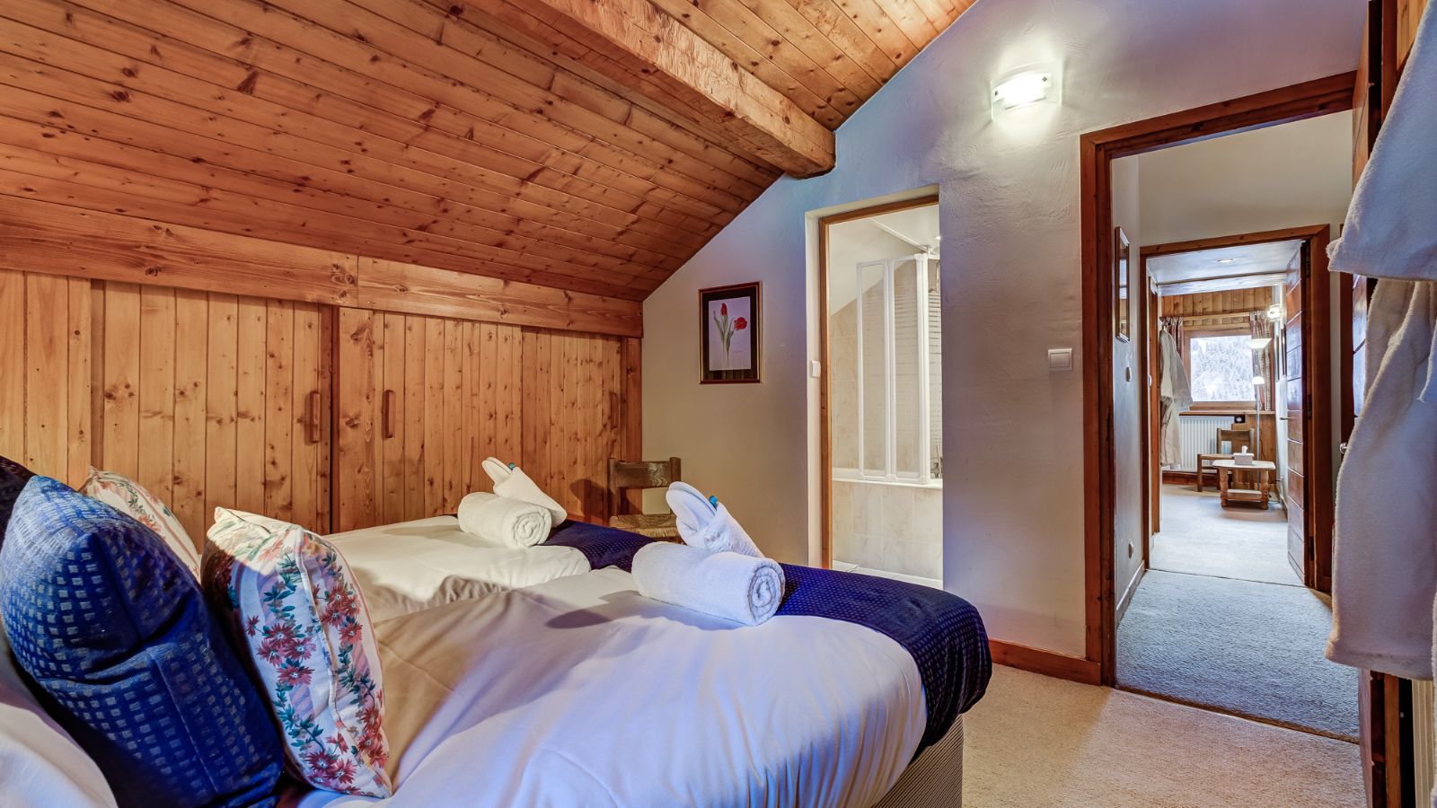 Luxury-ski-chalet-meribel-chalet-cecilia-oxford-ski-bedroom (3).jpg