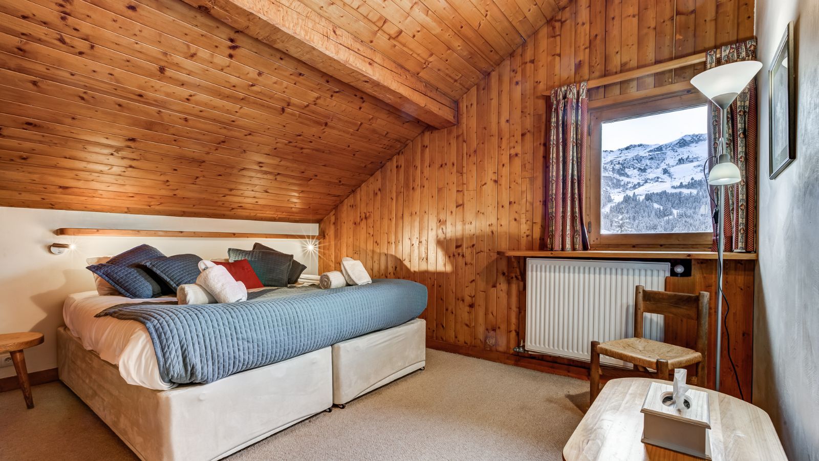 Luxury-ski-chalet-meribel-chalet-cecilia-oxford-ski-bedroom (4).jpg