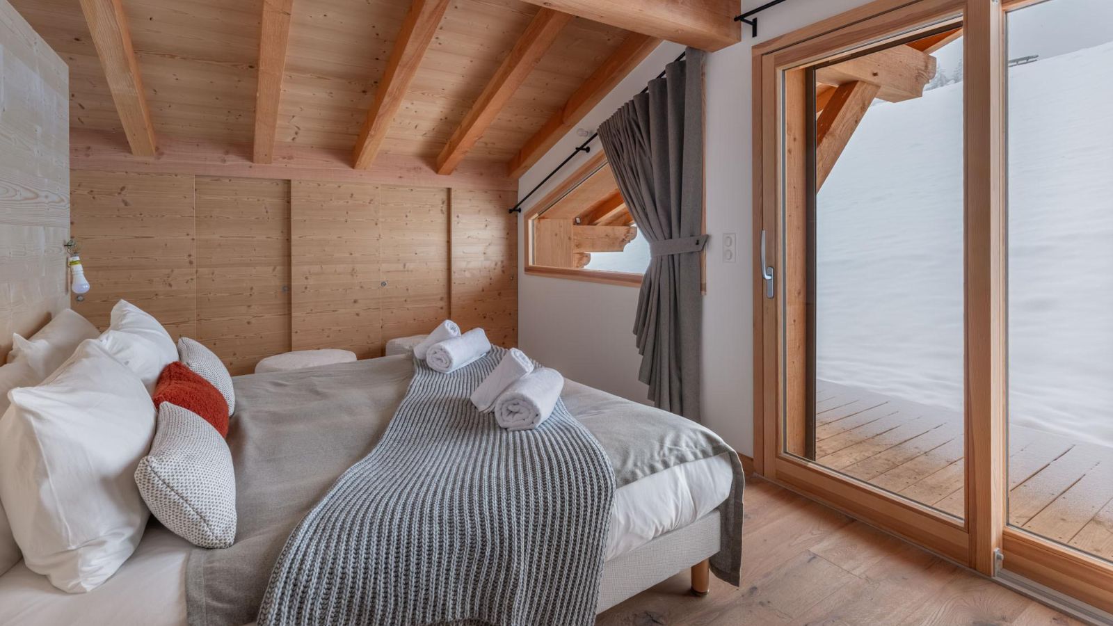 Luxury-Ski-Chalet-Megeve-Combe-Loup-3-Oxford-Ski-Bedroom (6).jpg