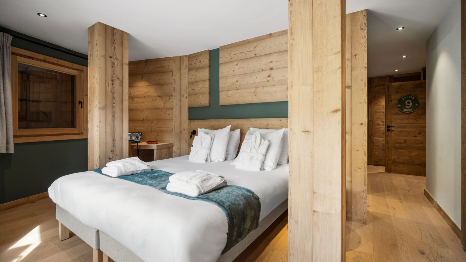 Luxury-Ski-Chalet-Tignes-Chalet-Artyma-Oxford-Ski-Bedroom (2).jpg