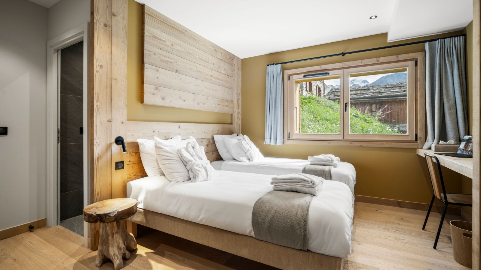 Luxury-Ski-Chalet-Tignes-Chalet-Artyma-Oxford-Ski-Bedroom (3).jpg