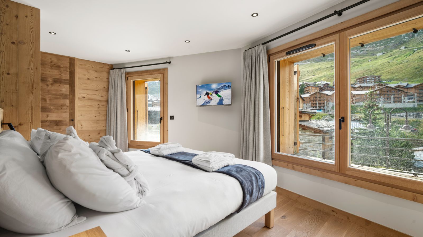 Luxury-Ski-Chalet-Tignes-Chalet-Artyma-Oxford-Ski-Bedroom (4).jpg