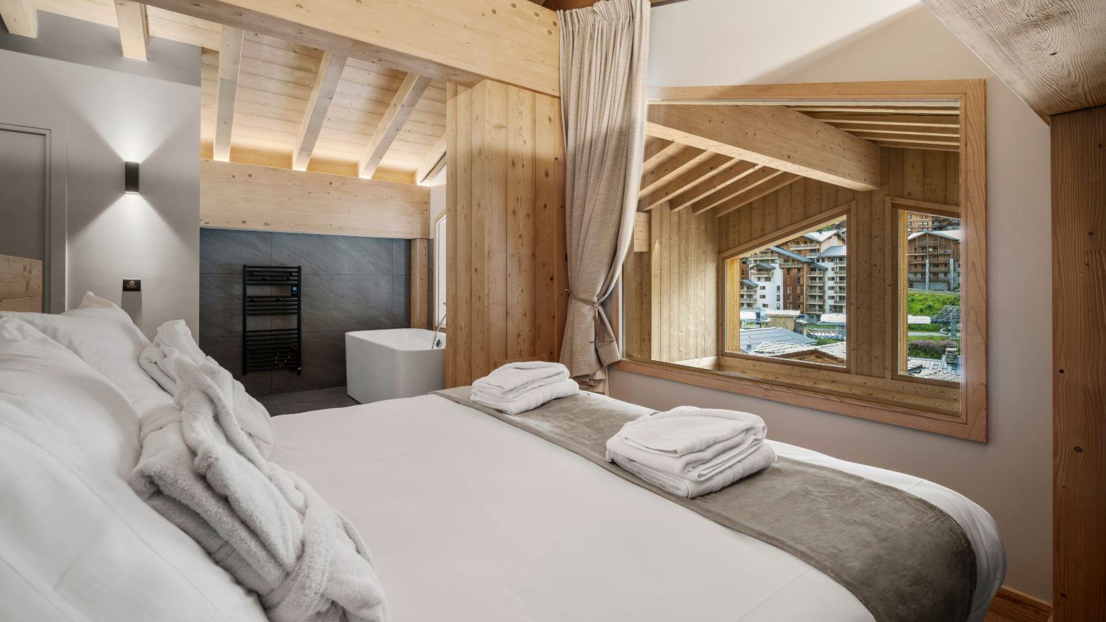 Luxury-Ski-Chalet-Tignes-Chalet-Artyma-Oxford-Ski-Bedroom (22).jpg