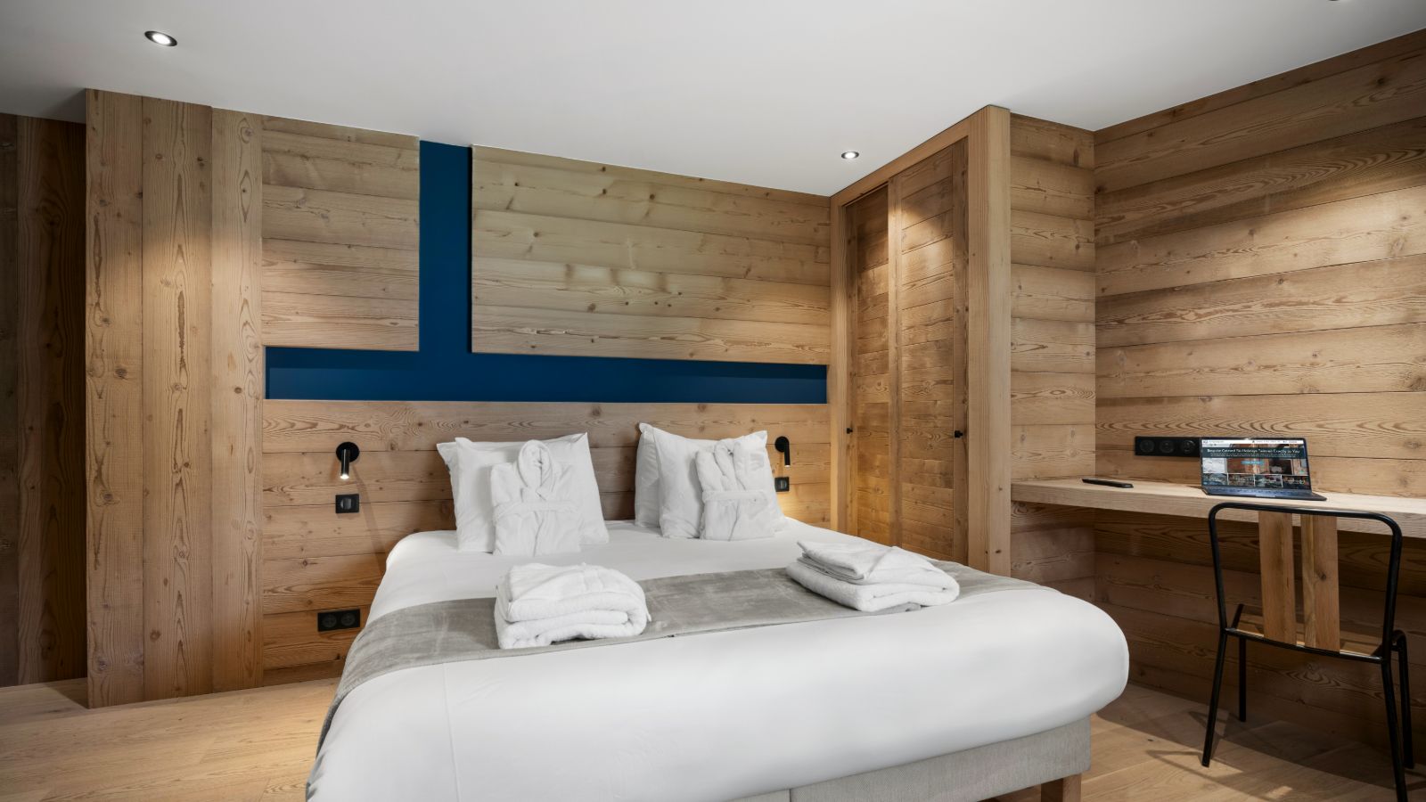 Luxury-Ski-Chalet-Tignes-Chalet-Artyma-Oxford-Ski-Bedroom (25).jpg