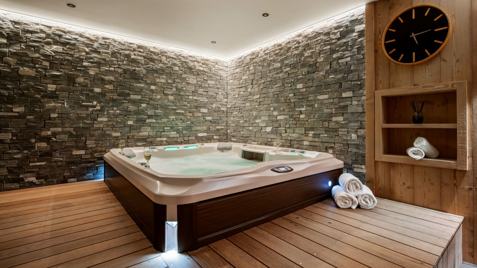 Luxury-Ski-Chalet-Tignes-Chalet-Artyma-Oxford-Ski-Hot-Tub.jpg