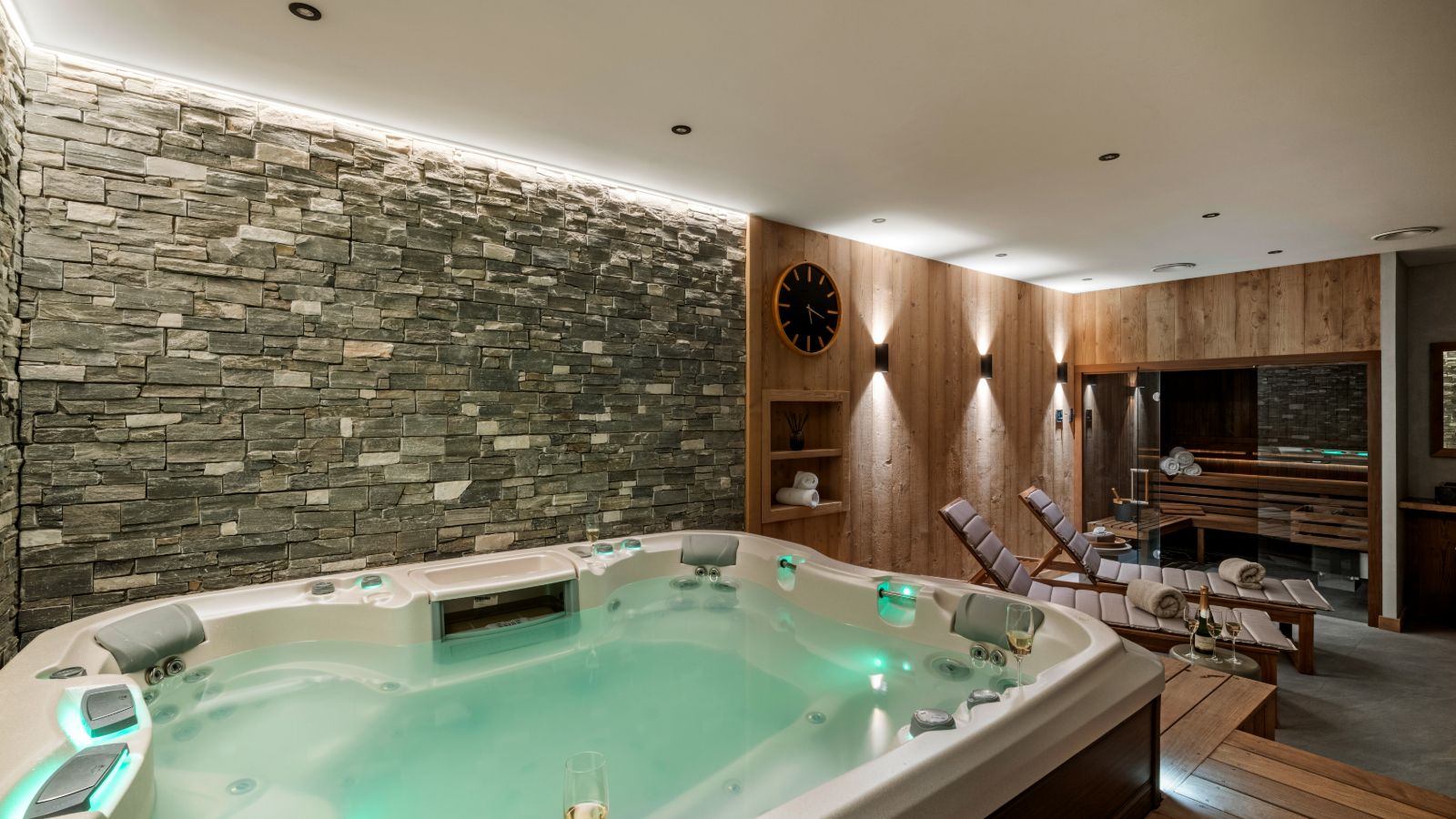 Luxury-Ski-Chalet-Tignes-Chalet-Artyma-Oxford-Ski-Hot-Tub2.jpg