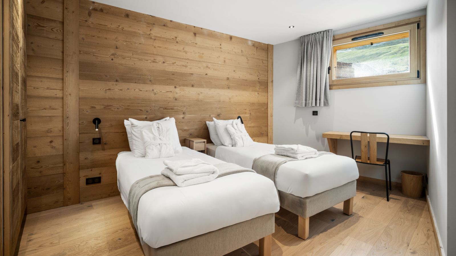 Luxury-Ski-Chalet-Tignes-Chalet-Artyma-Oxford-Ski-Twin-Bedroom (5).jpg