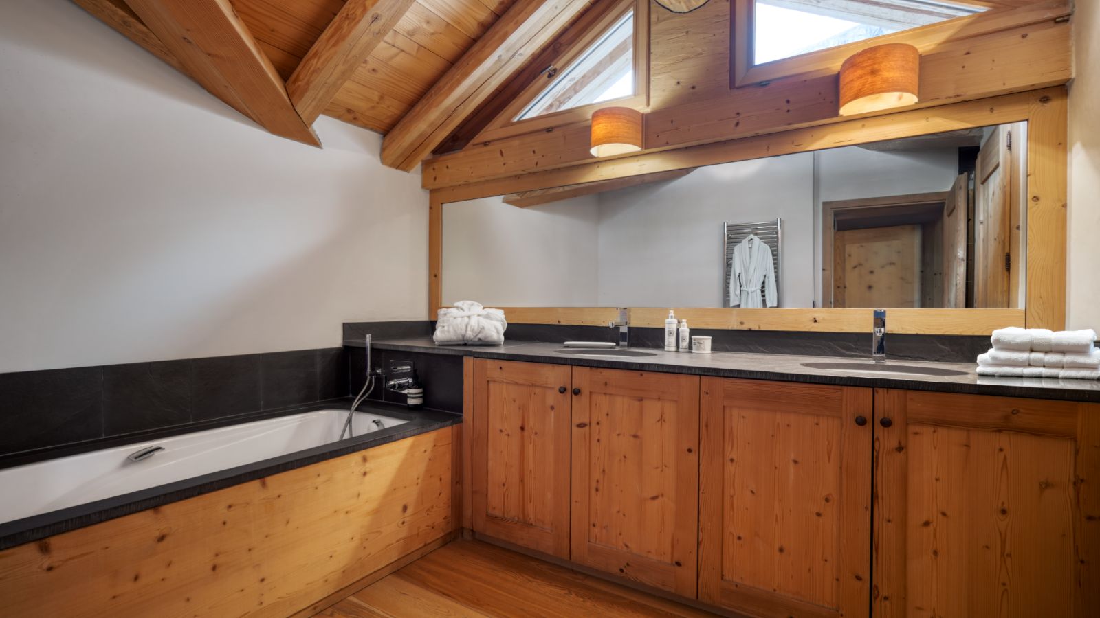 Luxury-Ski-Chalet-Val-d-Isere-Chalet-Sarire-Oxford-Ski-bathroom.jpg
