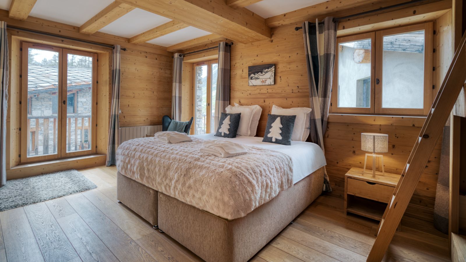 Luxury-Ski-Chalet-Val-d-Isere-Chalet-Sarire-Oxford-Ski-bedroom (10).jpg
