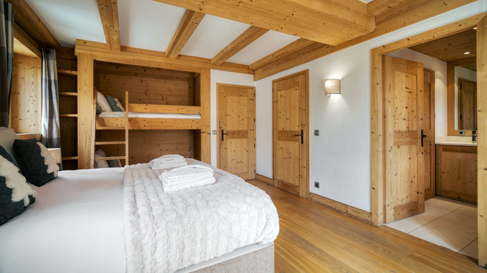 Luxury-Ski-Chalet-Val-d-Isere-Chalet-Sarire-Oxford-Ski-bedroom (11).jpg