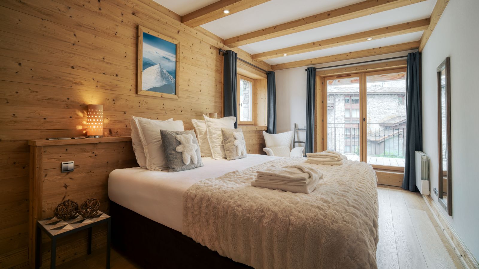 Luxury-Ski-Chalet-Val-d-Isere-Chalet-Sarire-Oxford-Ski-bedroom (12).jpg