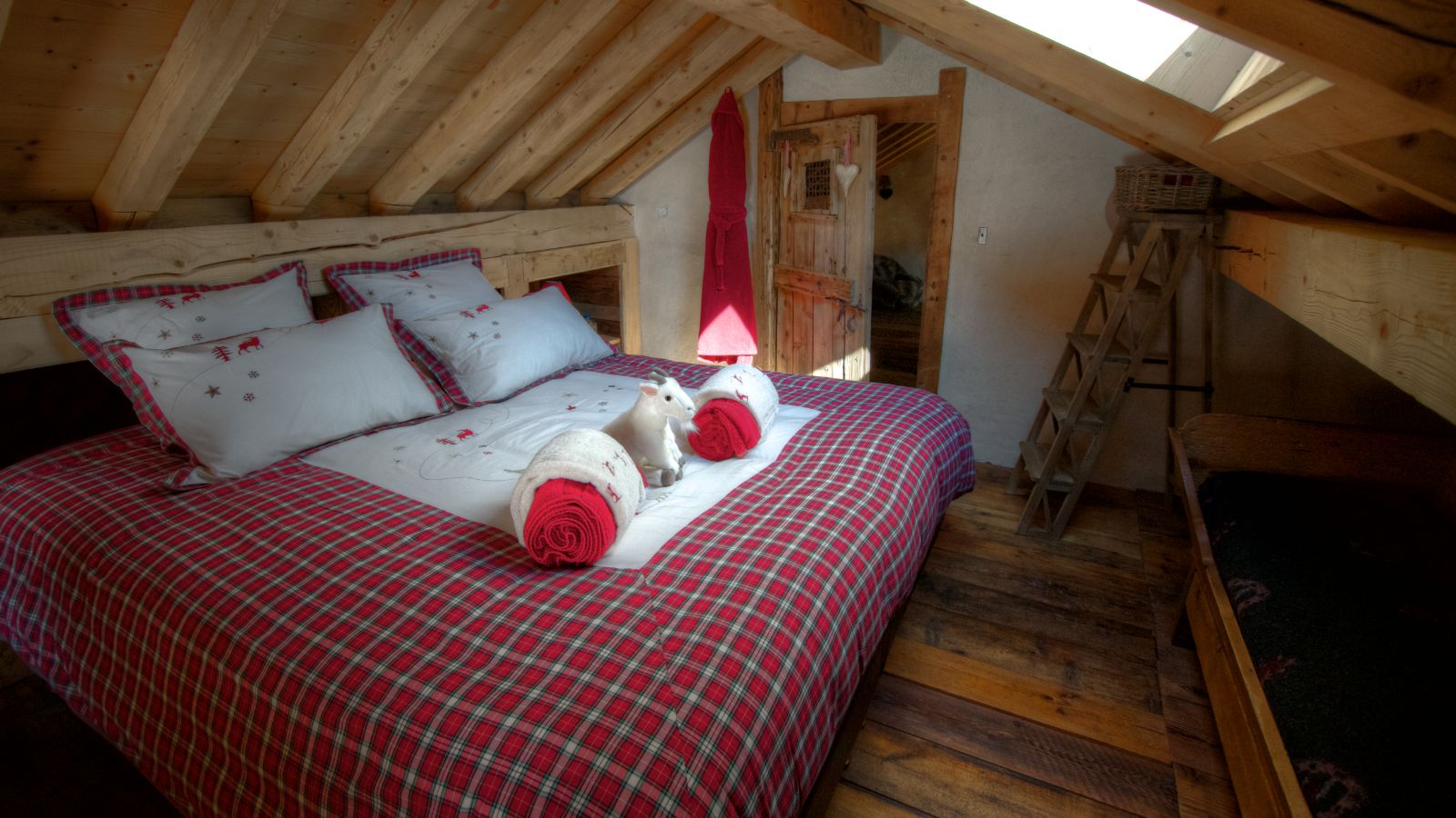 Luxury-Ski-Chalet-Meribel-Le Ruisseau du Raffort-Oxford-Ski-Bedroom 2.jpg