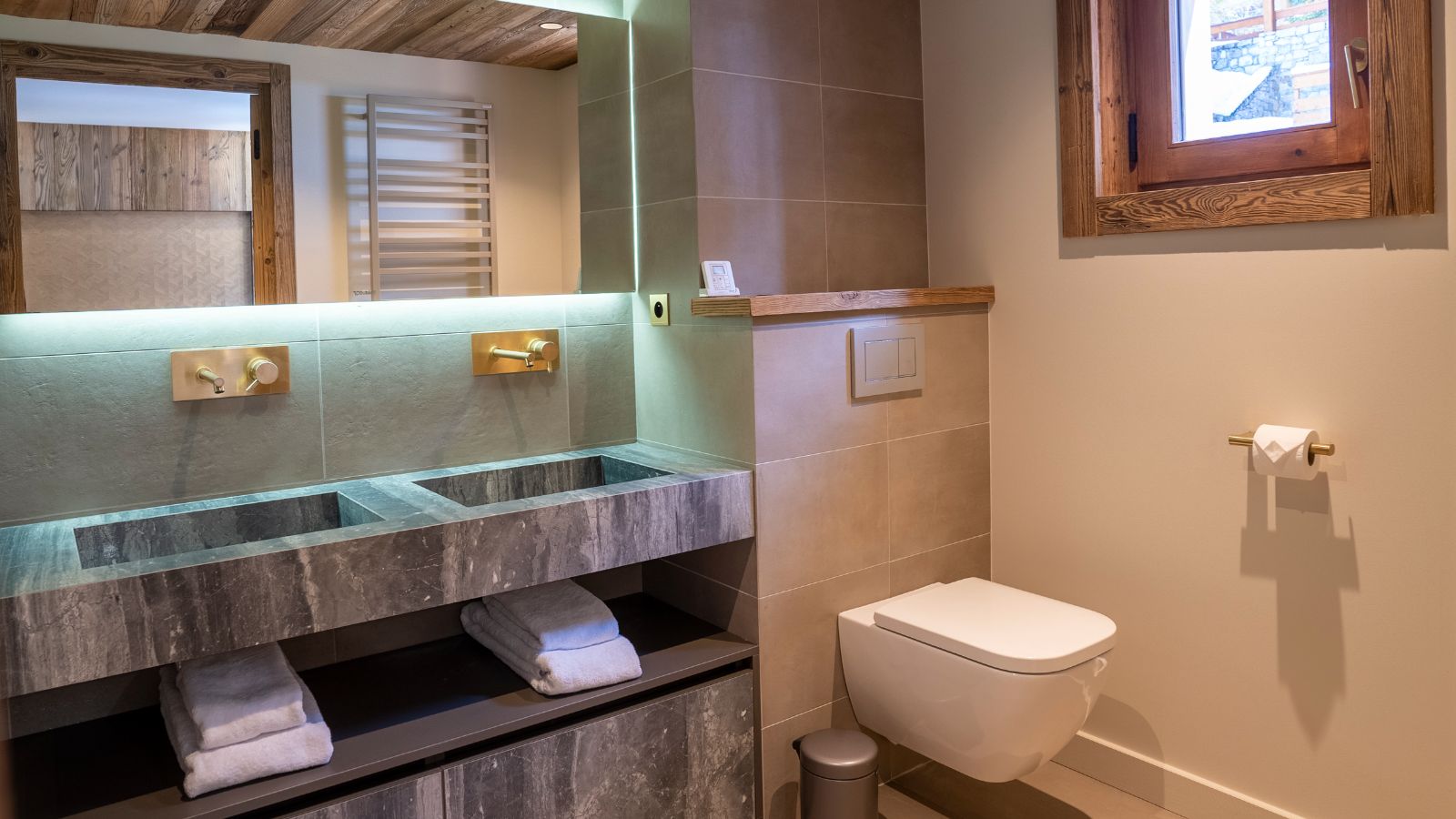 Luxury-Ski-Chalet-Meribel-Chalet-Portillo-Oxford-Ski-Bathroom.jpg