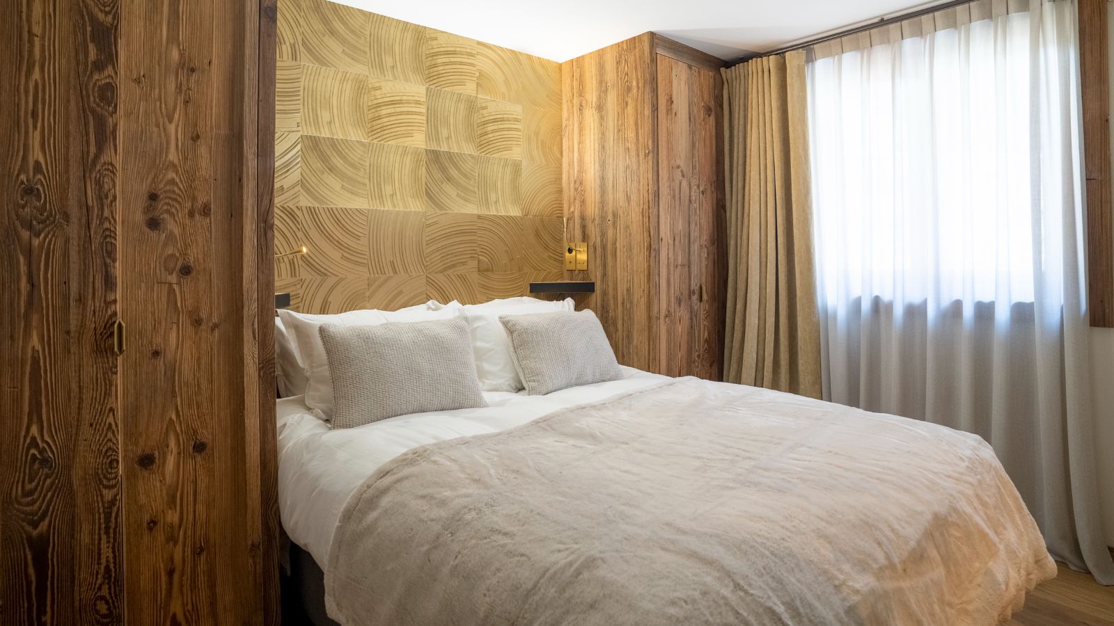 Luxury-Ski-Chalet-Meribel-Chalet-Portillo-Oxford-Ski-Bedroom (10).jpg