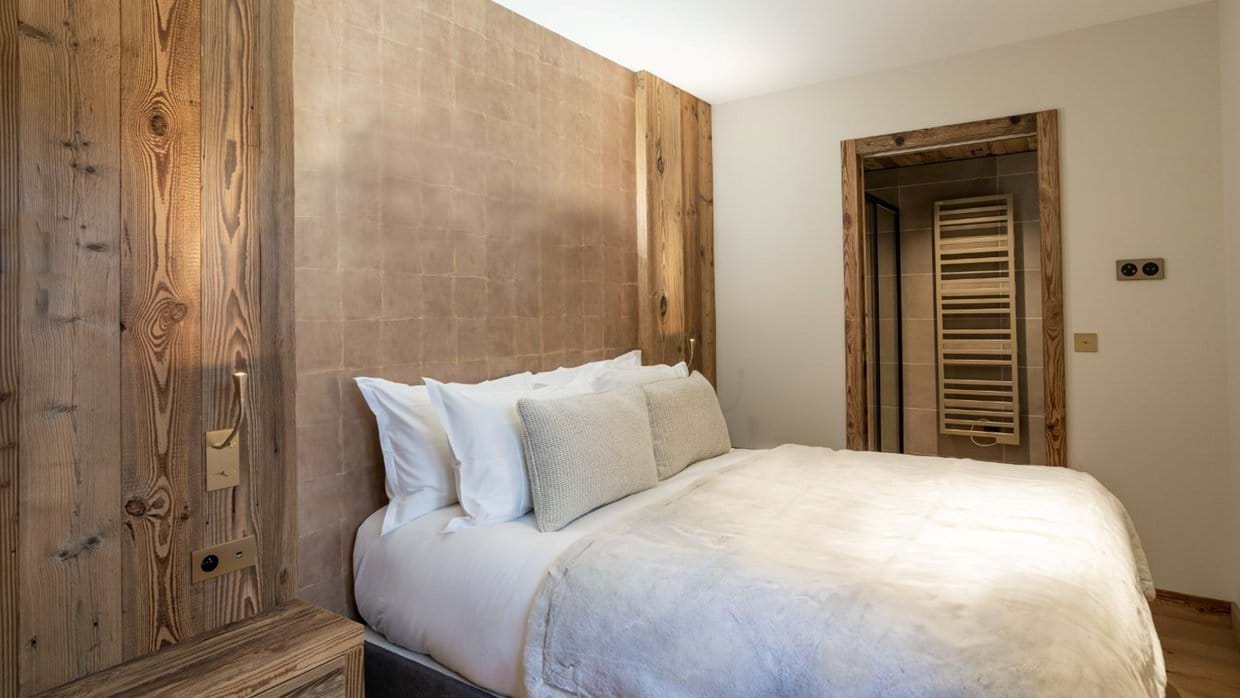 Luxury-Ski-Chalet-Meribel-Chalet-Portillo-Oxford-Ski-Bedroom (11).jpg