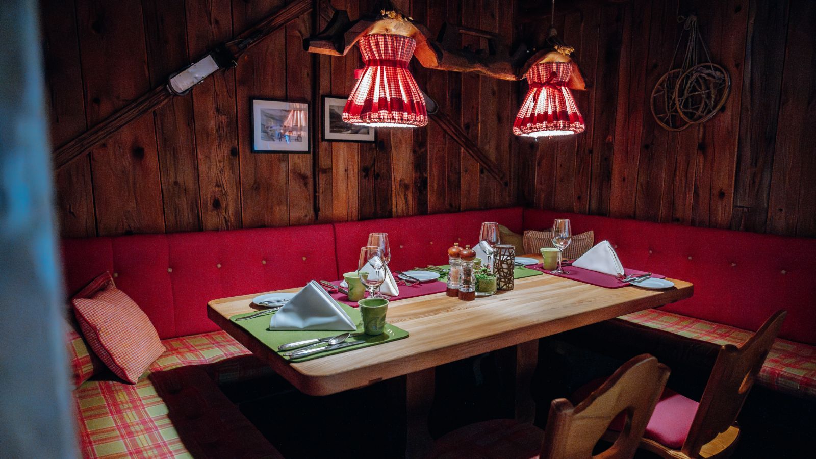 luxury-ski-hotel-lech-goldenerberg-oxford-ski-dining (1).jpg