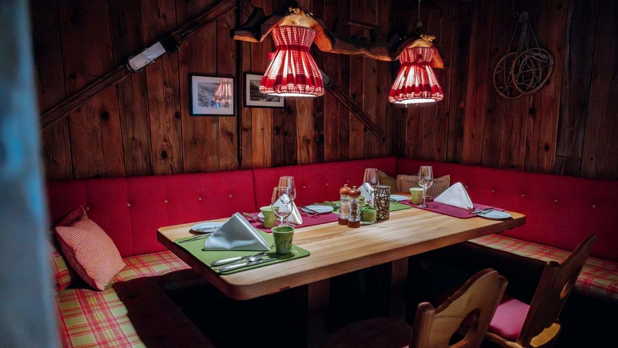 luxury-ski-hotel-lech-goldenerberg-oxford-ski-dining (1).jpg