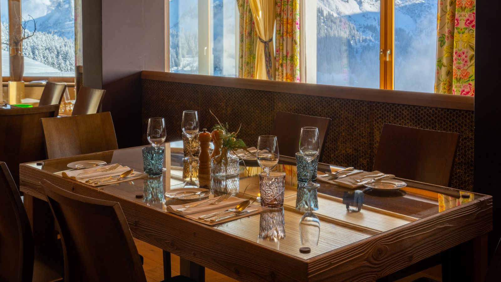 luxury-ski-hotel-lech-goldenerberg-oxford-ski-dining (4).jpg